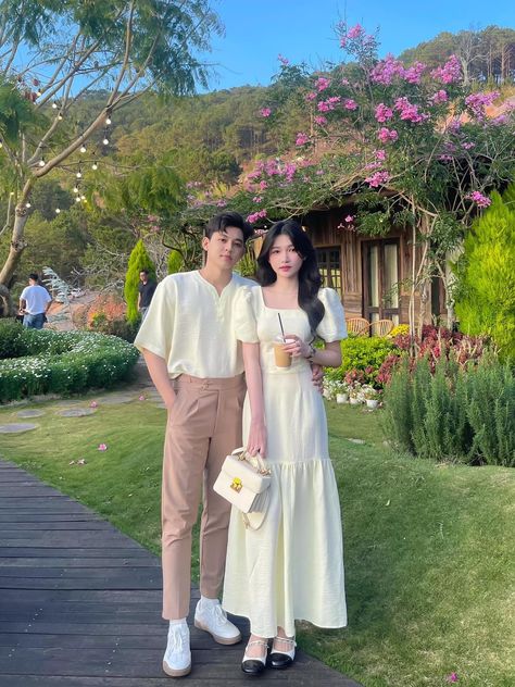 Couple Matching Outfits Classy, Matching Easter Outfits Couple, Cute Matching Clothes For Couples, Couple Brown Outfit, Color Cordinate Outfit Couple Ideas, Couple Pink Outfits, Dating Outfit Men, Asian Couple Outfits, Elegant Couple Outfits Classy