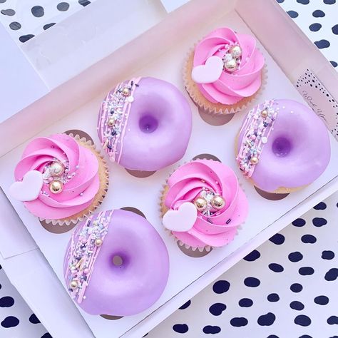 5,175 Me gusta, 105 comentarios - Wish Upon a Cupcake | Carly (@wishuponacupcake_) en Instagram: "Cupcake and donut boxes were where the lockdown/insta craziness all began for me. I started making…" Cupcake With Donut On Top, Donut Cupcakes Ideas, Donut Boxes, Birthday Cake For Women Simple, Bakery Style Cake, Donut Decorating Ideas, Fancy Donuts, Donut Cupcakes, Cake Brownies