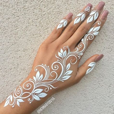 White Henna Tattoo, Henna Hand Designs, White Henna Designs, Gold Henna, Wrist Bracelet Tattoo, Wrist Henna, Henna Tutorial, Armband Tattoos, Eid Mehndi Designs