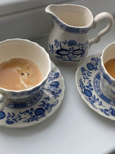 Blue Coffee Aesthetic, Coffee Cups Aesthetic, Cups Aesthetic, Coffee Cup Aesthetic, Coffee Dates Aesthetic, Fancy Cups, Blue Coffee Cup, Decorated Cups, Vintage Table Setting