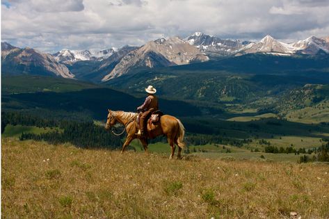 7 Guest Ranches in Montana You Need to Visit Near Bozeman Montana Horseback Riding, Montana Packing List, Bridger Mountains Bozeman Montana, Ranches In Montana, Montana Bozeman, Montana Aesthetic, Sky Resort, Ranch Ideas, Montana Ranch