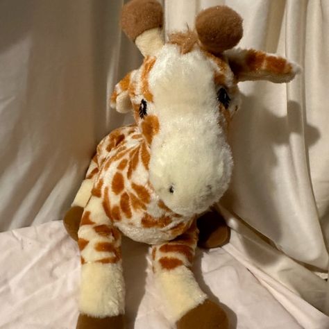 Cute Giraffe cuddly Giraffe Aesthetic, Giraffe Teddy, Plush Giraffe, Fav Animal, Giraffe Toy, Dysfunctional Family, Cute Giraffe, Silly Animals, Giraffes