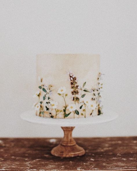 Wedding Cakes Earth Tone, Wildflower Wedding Cakes, Casual Wedding Cake, Wedding Cake Wildflowers, Cottage Core Wedding Cake, Single Wedding Cake, Cottagecore Wedding Cake, Simple One Tier Wedding Cake, Earthy Cake