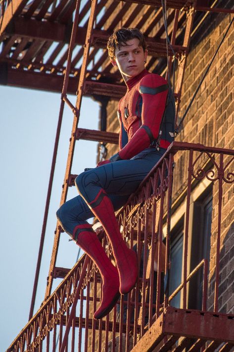 Tom Holland Spiderman Homecoming #marvel #spiderman Stark Tower, Parker Spiderman, Spider Man Homecoming, Tom Holland Peter Parker, Tom Holland Spiderman, Tommy Boy, Spiderman Homecoming, Men's Toms, Marvel Actors