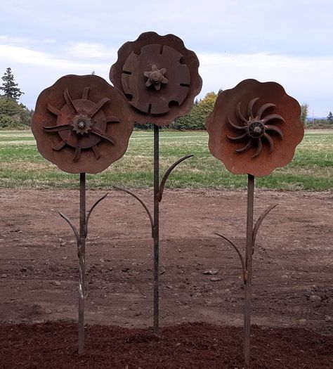 Yard Metal Art, Scrap Metal Flowers, Welded Flowers Metal Art, Metal Garden Art Diy, Metal Flowers Diy Yard Art, Metal Yard Art Ideas, Welded Flowers, Junk Metal Art, Recycled Garden Art