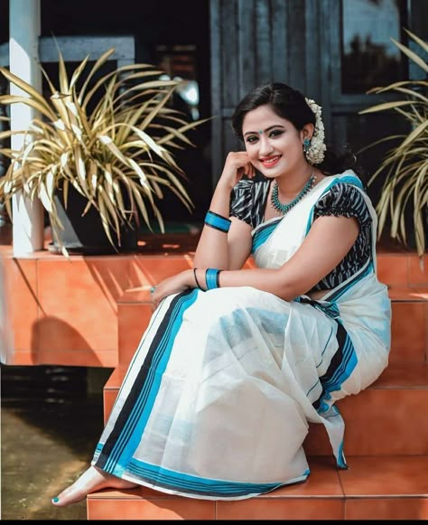 Setum Mundum Kerala, Settum Mundum, Onam Photography, Kerala Dress, Kerala Saree Blouse Designs, Indian Wedding Poses, Traditional Silk Saree, Kerala Saree, Bride Photography Poses