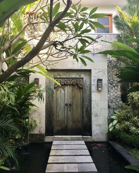 Gardens and Architecture on Instagram: “Stunning entrance to a villa in Seminyak, Bali.  Photo via @bali.travel4women . . . .…” Bali Doors Entrance, Entrance Garden Ideas Entryway, Bali Entrance, Bali Door, Bali Summer, Balinese Garden, Small Villa, Stone Wall Design, Gate Ideas