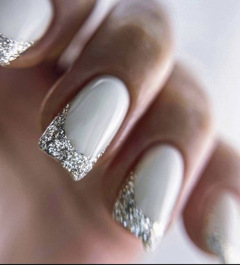 Gel Polish Nail Designs Winter, Winter Party Nails, Pretty Winter Nails Classy Short, Neutral Nails White, January Gel Nails Ideas, January Nail Colors Winter, Pretty Winter Nails Classy, Silver Winter Nails, Winter Nails Square