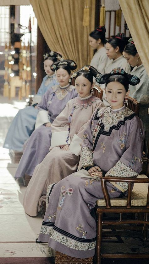 Chinese Robes, Qing Dynasty Fashion, Qing Dynasty Clothing, Story Of Yanxi Palace, Film China, Yanxi Palace, Regency Era Fashion, Ruyi's Royal Love In The Palace, Chinese Traditional Costume