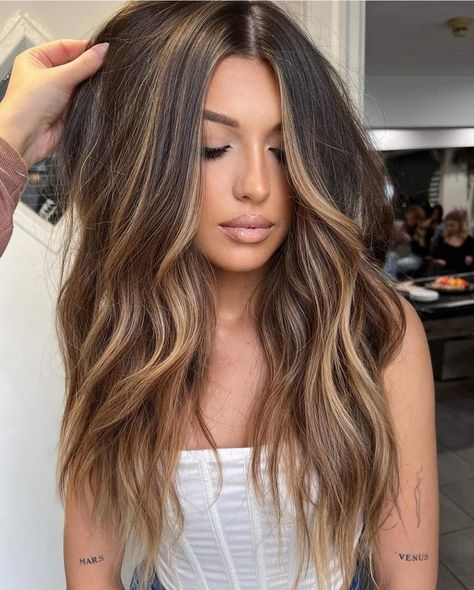 Bad Baylage Hair, Dark Base With Caramel Highlights, Biker Women Hair Styles, Brunette Hair With Caramel Highlights And Money Piece, Ecaille Hair, Brunette Tones, Langer Pony, Brunette Hair With Highlights, Hair Diy