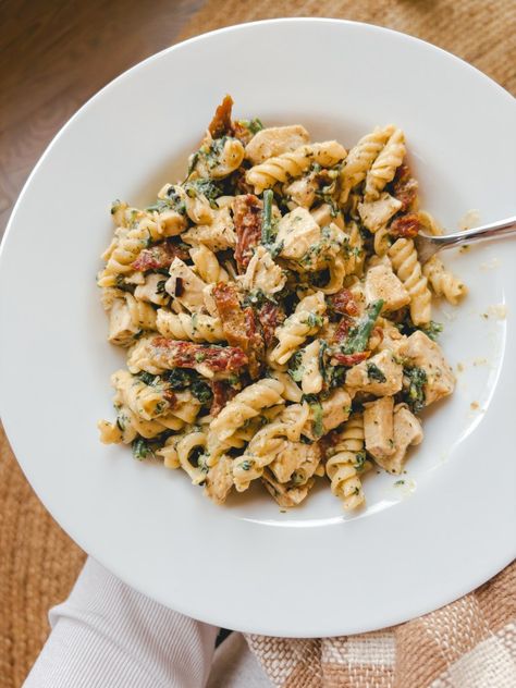 Chicken Pasta With Veggies, Protein Pesto Pasta, Protein Pesto, High Protein Pasta Recipes, Pasta With Veggies, Protein Pasta Recipes, One Dish Meals, High Protein Pasta, Healthy Pasta Dishes