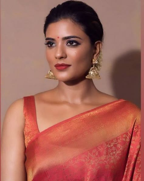 Aishwarya Rajesh, Wedding Fits, Sleeveless Blouse Designs, Sleeveless Blouse Saree, Saree Ideas, Saree Blouse Styles, Indian Theme, Indian Sari Dress, Wedding Blouse Designs