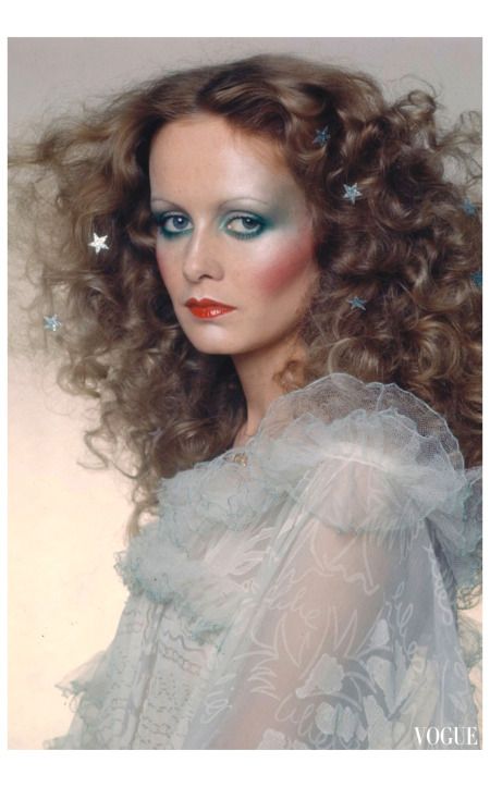 Twiggy Vogue December 1974 Hats Photoshoot, 70s Glam Makeup, 80s Beauty, 1970s Makeup, Look Disco, Disco Makeup, 1970s Hairstyles, Disco Queen, 70s Makeup