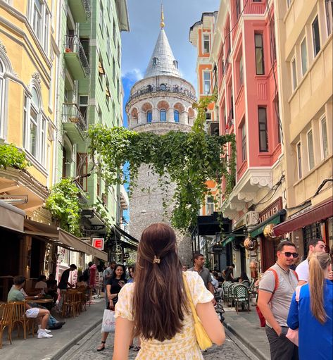 beautiful architecture and colorful aesthetics of travel photography for insta or inspo Turkey Instagram Pictures, Istanbul Picture Ideas, Istanbul Trip, Istanbul Pictures, Europe Pics, Istanbul Fashion, Istanbul Photography, 2025 Vision, Aesthetic Photos