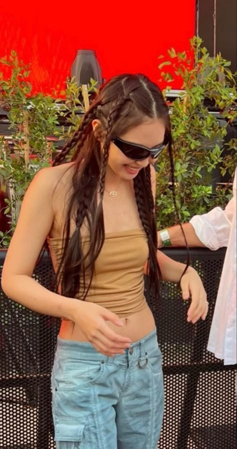 Hair Stules, Coachella Hair, Jennie Fashion, Curls With Straightener, Jennie Wallpaper, Hair Style Korea, Hair Curling Tips, Kpop Hair, Peinados Fáciles Para Cabello Corto