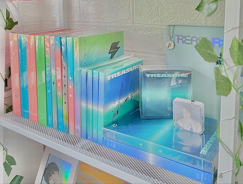 Treasure Album Template Kpop, Treasure Album Collection, Treasure Album Aesthetic, Teume Room, Kpop Albums Shelf, Treasure Album, Kpop Shelf, Axolotl Cute, Treasure Maker