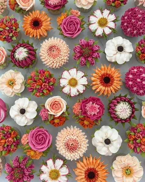 Floral Cupcake Design, Wild Flower Cake Pops, Wild Flower Cupcakes Ideas, Flower Cupcakes Wedding, Wild Flower Cupcakes, Wildflower Cupcakes, Flower Cake Pops, Friends Birthday Cake, Baby First Birthday Themes