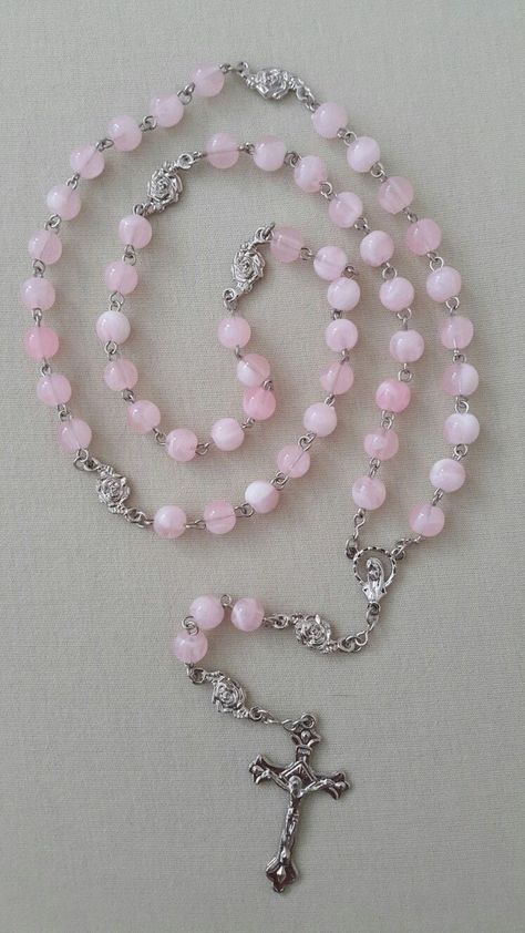 Alter Decor, Rosary Jewelry, Crochet Placemats, Baby Pink Aesthetic, Bracelets Handmade Diy, Diy Cross, Jewelry Diy Bracelets, Holy Mary, Handmade Jewelry Necklace