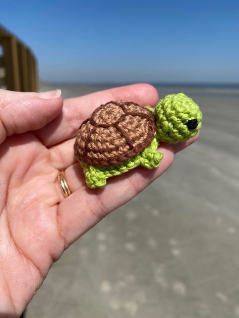 Crochet Small Sea Turtle Free Pattern, Crochet Stuffed Turtle, Turtle Crochet Keychain, Crochet Gift For Friends, Crochet Gifts For Sister, Crochet Turtle Keychain, Cute Crochet Turtle, Turtles Crochet, Stuffed Turtle