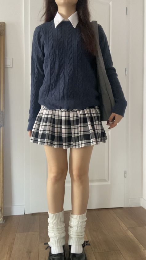 Preppy Nerd Outfits, Preppy Outfits 2000s, Prepatory School Aesthetic, Nerd Core Aesthetic Outfit, 80s Preppy Outfits, Schoolcore Outfit, Girly 80s Outfits, Nerd Outfits Girl, School Girly Outfit