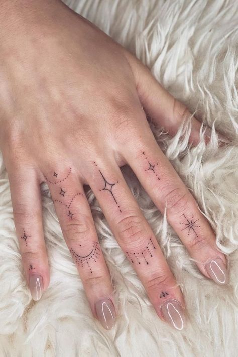 A burst of various shaped stars and dots make for a dazzling constellation-style design across hands. 📸 tattoovasquez Finger Tattoos Virgo, Toe Tattoos, Unique Small Tattoo, Small Finger Tattoos, Finger Tattoo For Women, Finger Tats, Hand And Finger Tattoos, Finger Tattoo Designs, Handpoke Tattoo