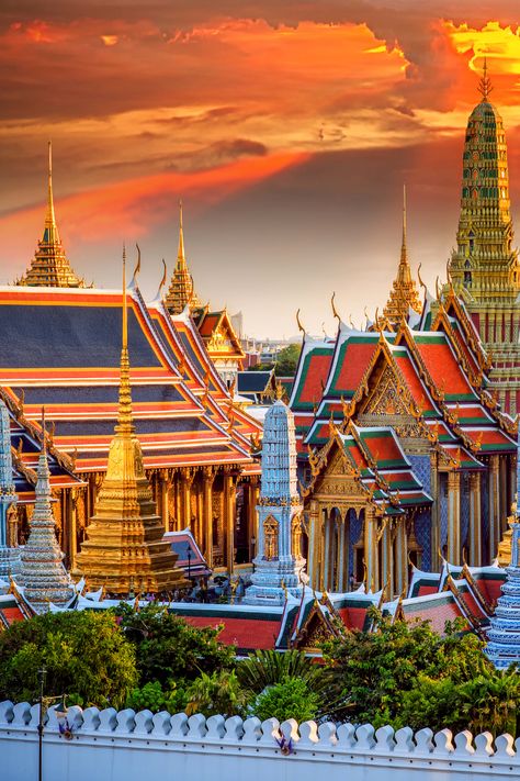 If you want to see more than just temples, malls and traffic and fully experience the city, this Bangkok travel blog will surely come in handy. Thailand Beautiful Places, What To Wear In Thailand, Thai Palace, Thailand Landscape, Thailand Travel Photography, Dragon Palace, Bangkok Photos, Bangkok Thailand Travel, Thailand Temple