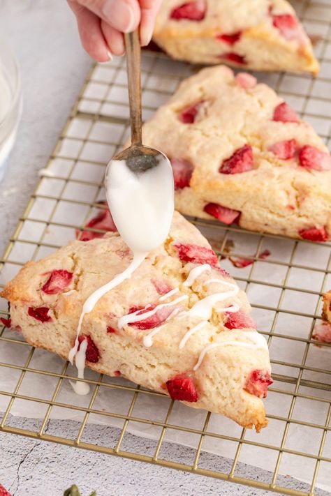 Strawberry Scones Recipe Easy, Rhubarb Scones, Peach Scones, Blueberry Lemon Scones, Strawberry Scones, Fruit Pastries, Chocolate Scones, Scones Recipe Easy, Lemon Scones