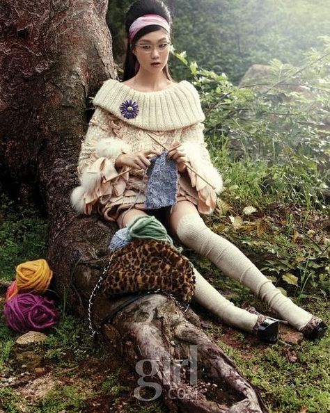 A day without a little knittn' is just insane... Knitting Pictures, Knit Art, Fun Photoshoot, Knitted Wit, Vogue Korea, Mori Girl, Knit Fashion, Girls Sweaters, Knitting Inspiration