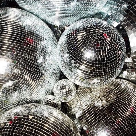 Sparkly Disco Ball Party Photography #glitter #glitterbackground #glittervibe #glitteraesthetic #glitterart #sparkle Disco Aesthetic, Ball Aesthetic, Zero Wallpaper, Mirror Ball, Disco Balls, Photo Wall Collage, Printable Poster, New Wall, Disco Ball