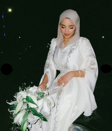 Hijabi Engagement Dress, Hijabi Wedding Dress, White Engagement Dresses, Muslim Wedding Photos, Hijabi Wedding, Nikah Outfit, Hijabi Brides, Muslimah Wedding Dress, Muslimah Wedding