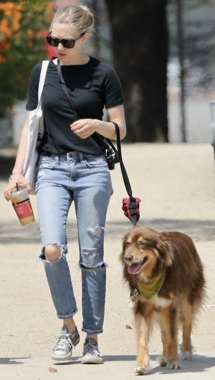 Amanda Seyfried Casual, Amanda Seyfried Style, How To Wear Converse, Star Core, Wedding Hairstyles Medium Length, Blush Bridesmaid Dresses, Best Wedding Hairstyles, Amanda Seyfried, Converse Chuck Taylor All Star