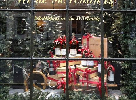 Christmas Cave, Wine Store Design, Christmas Shop Displays, Xmas Display, Christmas Interior Design, Holiday Window Display, Anthropologie Holiday, Shop Window Stickers, Store Window Displays