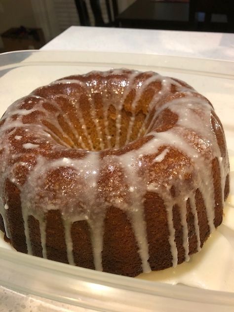 Donut-Glazed Coffee Pound Cake Recipe Dew Cake, 7 Up Cake, Victorian Cakes, Hummingbird Cake Recipes, Red Birthday Cakes, Hummingbird Cake, Lemon Bundt Cake, Pound Cake Recipe, Rum Cake