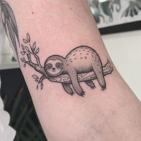 Alchemy Tattoo Studio on Instagram: “Tiny sleepy sloth by Ruby @rubyblk #liveslowdiewhenever Ruby is taking bookings for December- spots filling up fast! Email us to inquire” Sloth Tattoos, Geometric Elephant Tattoo, Sloth Tattoo, Alchemy Tattoo, Tattoo Salon, Leo Tattoos, Mother Tattoos, Tattoo For Son, Baby Tattoos