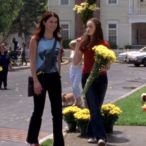 Gilmore Girls Outfits, Rory And Jess, Team Logan, Bernadette Peters, Lauren Graham, Lorelai Gilmore, I Love Cinema, Girl Themes, Rory Gilmore