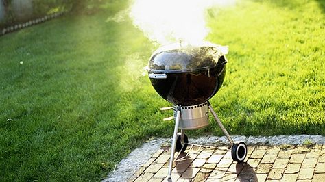 How to Turn Your Weber into a Smoker - MensJournal.com Webber Grill, Healthy Barbecue, Battered Fish Tacos, Homemade Smoker, Portable Grills, Bbq Pitmasters, Festive Recipes, Grilled Food, Beer Battered Fish