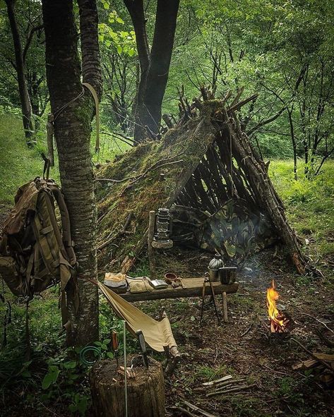 Den Outdoors, Camp In Forest, Survival Shelter Ideas, Woods Hangout Spot, Forest Tent, Shelters In The Woods, Bushcraft Shelter, Tree Camping, Apocalypse Aesthetic