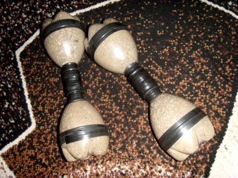 Diy dumbbells! Diy Weights, Home Gym Diy, Diy Dumbbell, Diy Exercise Equipment, Diy Gym Equipment, Stair Climber, Diy Gym, Diy Home Gym, Diy Workout