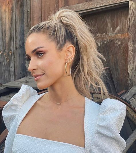 Warm Blonde Balayage. A high ponytail that showcases dark roots and tumbles into a warm honey blonde. Click through for 25 blonde balayage hair color ideas. #blondebalayage #balayage #hairideas #blonde IG: @justinandersoncolor Warm Blonde Balayage, Messy Ponytail Hairstyles, Southern Hair, Baby Blonde Hair, Balayage Blond, Blonde Balayage Highlights, Messy Ponytail, Light Blonde Hair, Warm Blonde