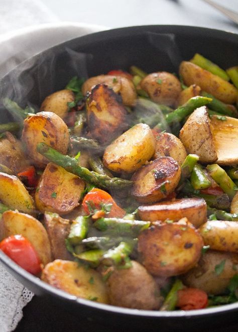 Potato And Asparagus Recipe, Vegan Asparagus Recipes, Asparagus And Potatoes, Pan Fried Asparagus, Fried Asparagus, Pan Fried Potatoes, Asparagus Stir Fry, Sauteed Potatoes, Asparagus Recipes Baked