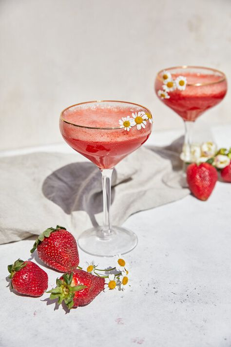 Join Jules, Rose Cocktail Recipes, Cocktail Strawberry, Lavender Simple Syrup, Romantic Cocktails, Rose Strawberry, Aphrodisiac Foods, Spring Cocktail, Strawberry Rose