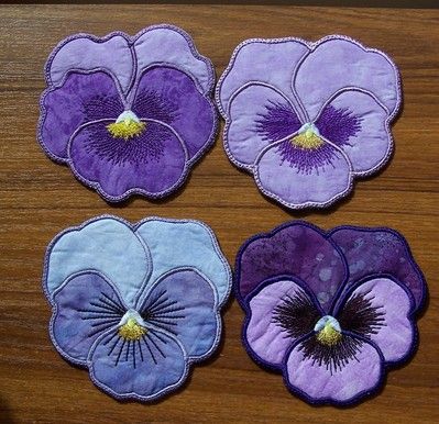 Quilting Fabric Projects, Embroidery Designs Cute, Free Machine Embroidery Designs Patterns, Applique Quilt Patterns, Applique Quilting, Cloth Flowers, Cute Embroidery, Fabric Ornaments, Fabric Christmas Ornaments