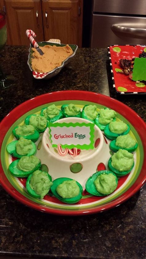 Grinched eggs for whoville theme Christmas Dinner Grinch Christmas Treats, Grinch Themed Christmas, Christmas Party Snacks, Grinch Christmas Party, Whoville Christmas, Grinch Party, Grinch Christmas Decorations, Christmas Eve Dinner, Kids Christmas Party