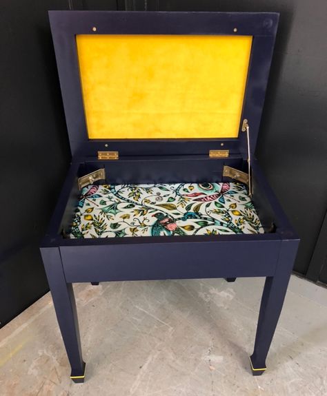 Piano Stool Upcycle, Upcycled Stool Ideas, Piano Stool Makeover, Piano Bench Ideas, Stool Upcycle, Piano Seat, Shabby Chic Furniture Painting, Stool Makeover, Vintage Piano