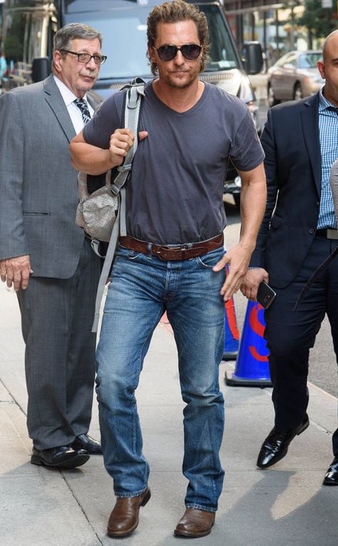 Matthew McConaughey rocks modified aviator shades while out in NYC. Country Style Men, Mens Country Style, Mens Cowboy Style, Onitsuka Tiger Outfit, Smart Casual Menswear, Estilo Country, Mens Cowboy, Matthew Mcconaughey, Cowboy Style