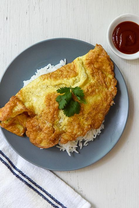 Rice Omelette, Thai Omelette, Thai Breakfast, Omelette Rice, Thai Food Photography, Easy Thai Recipes, Healthy Thai Recipes, Thai Fried Rice, Lunch Inspiration