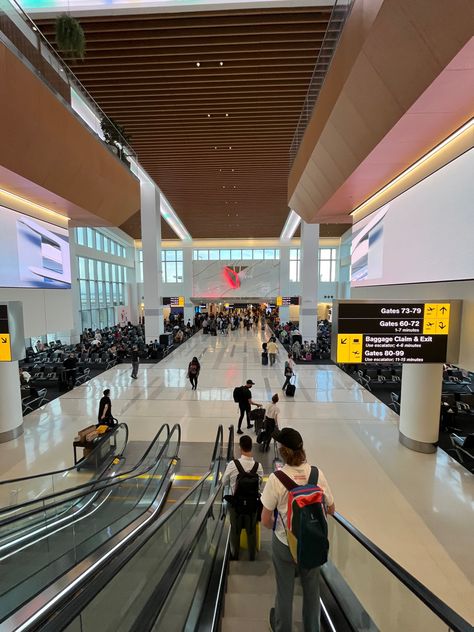 Nyc Airport, Travel Airport, Los Angeles Airport, Trip To Nyc, Travel Vibes, Trip To New York, Cool Signatures, Nyc Travel, Baggage Claim