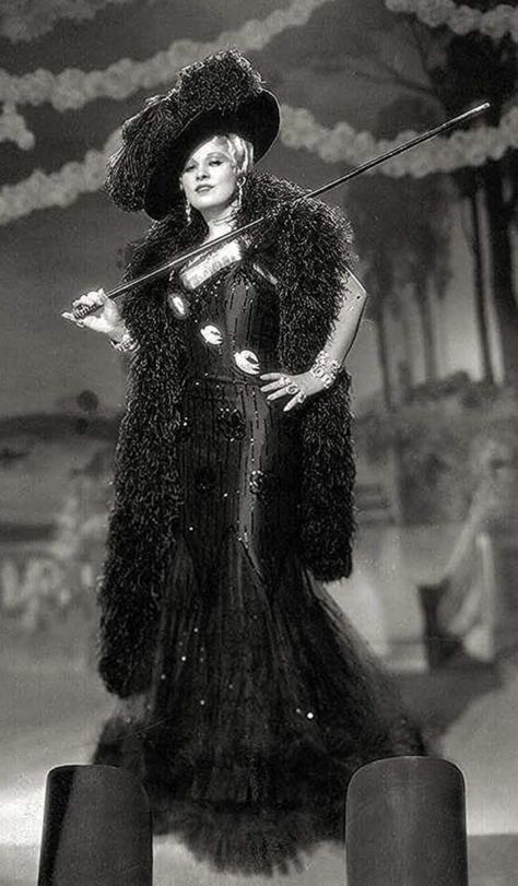 Mae West Movies, Vintage Celebrities, Hollywood Costume, Burlesque Costumes, Black And White Movie, Mae West, Opera Gloves, Fashion Art Photography, Hollywood Icons