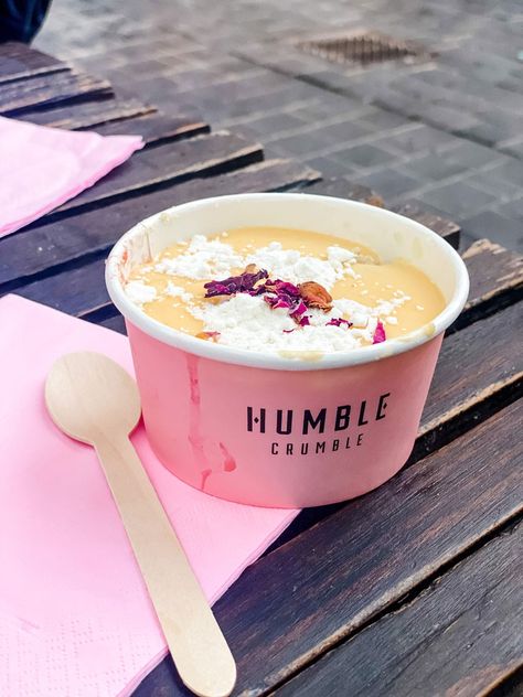 Long lines at the Humble Crumble shops in London for the delicious dessert that everyone loves! Humble Crumble, Shops In London, Crumble Bars, Shortbread Cookie Recipe, Frozen Custard, Crumble Recipe, Cooked Apples, Dessert Ingredients, Apple Crumble