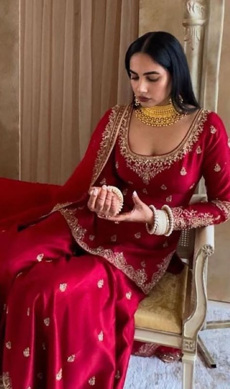 Indian Bridal Wear Red, Wedding Suits For Bride, Simple Indian Suits, Bride Suit, Wedding Lehenga Designs, Punjabi Bride, Bridal Lehenga Red, Desi Fashion Casual, Bollywood Outfits